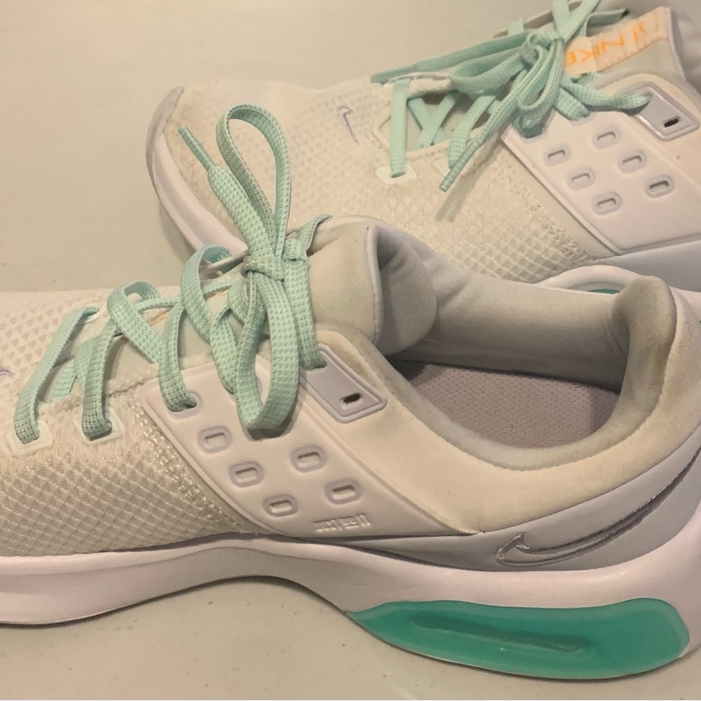 Nike - Picture 2 of 4